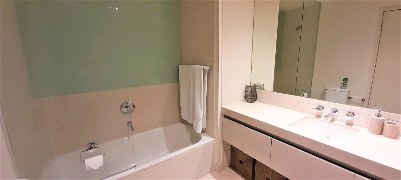 Beautiful Apartment 100Mts Near The Beach In Port Melbourne Buitenkant foto